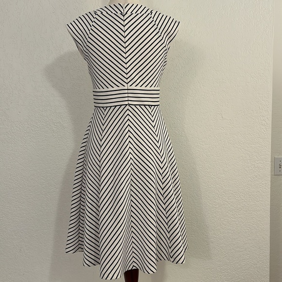Adrianna Papell cap sleeve striped midi dress, size women’s Petite Medium - Picture 2 of 13